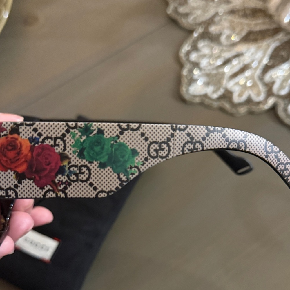 Copy, Gucci Black Sunglasses with Floral Accents - Picture 5 of 7